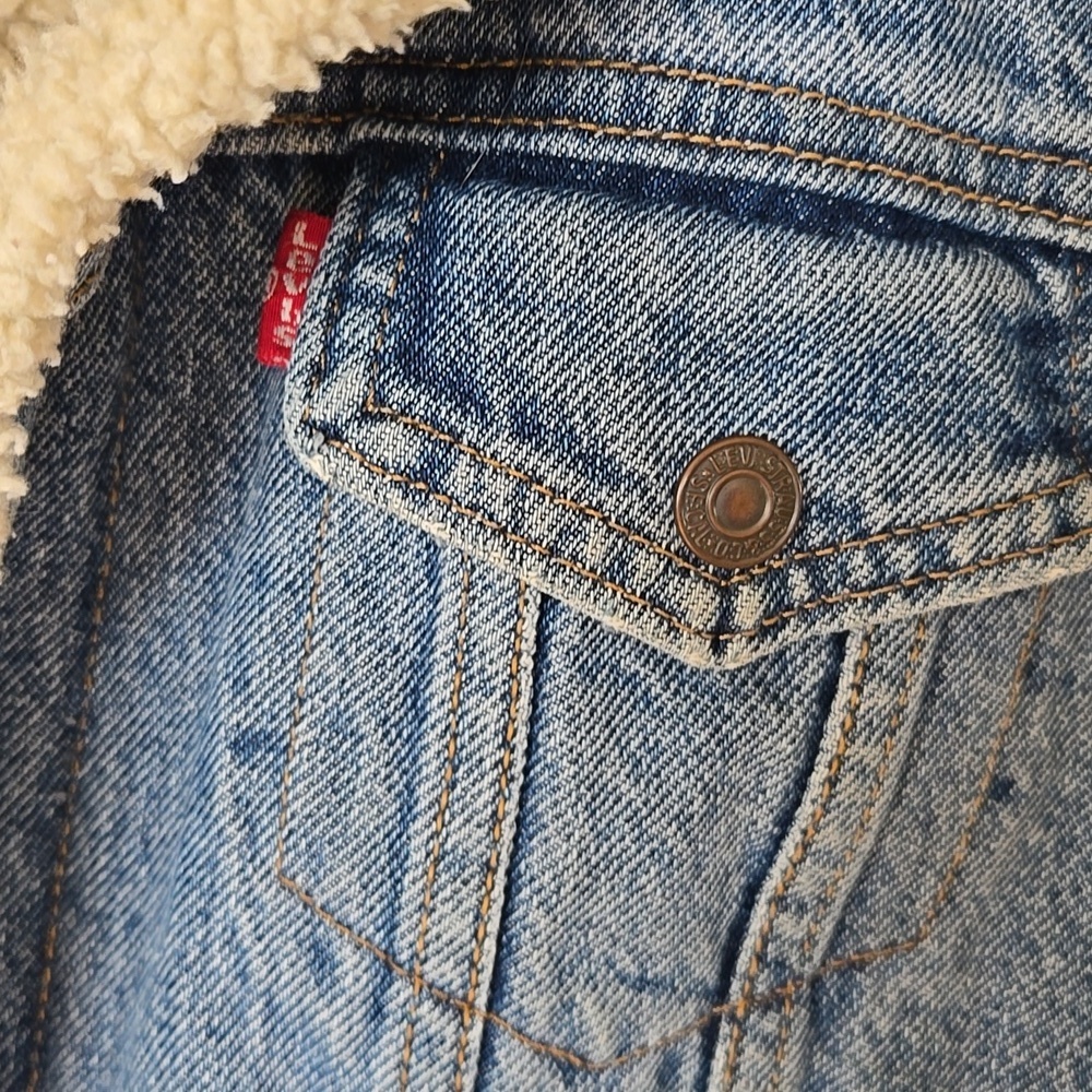 Levi's Women's Light Blue Denim Jacket with Cream Sherpa Collar Sz Medium - Picture 3 of 10
